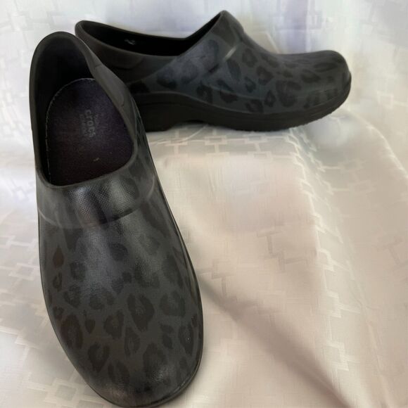 Crocs Women's Black Leopard Print Slip‎ Resistant Clogs Shoes Size - Picture 1 of 12